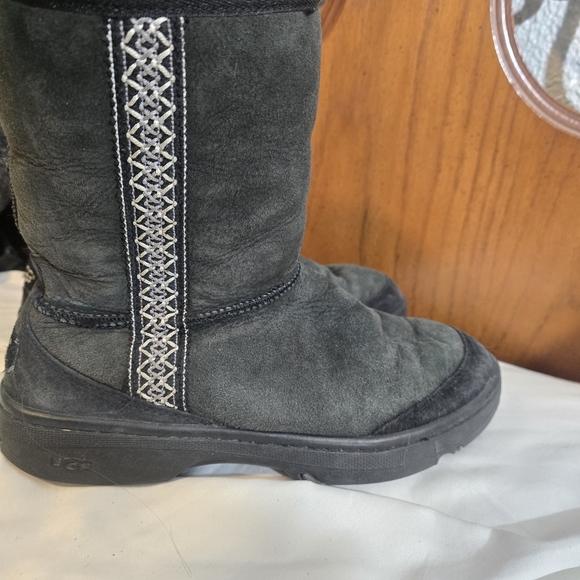 UGG Short Boot with Braided Trim Size 8 Black - Picture 3 of 6